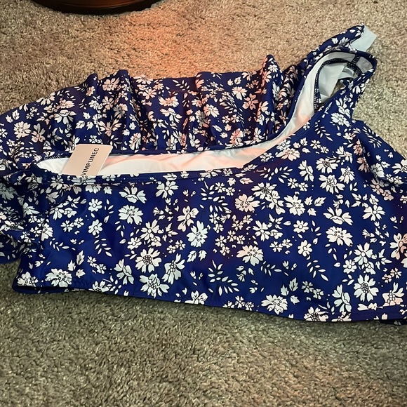 2/$30 New floral ruffle padded swim top in blue and white size Large - Picture 8 of 16
